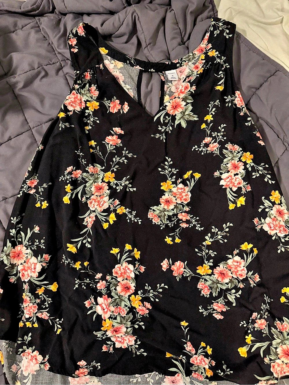 Old Navy Floral Keyhole Blouse in Black Size XL Like New